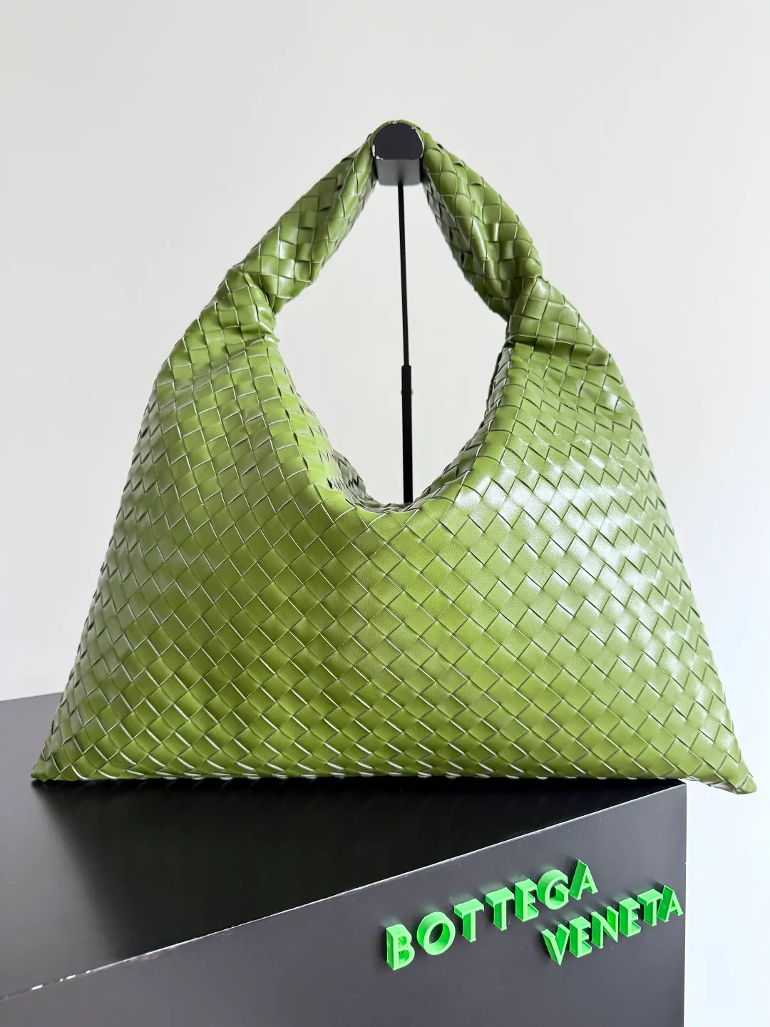 Batch 2160 Recently, I seem to be obsessed with this bag from BV~ The new Hop is really not too beautiful. The whole bag has no seams. The bag body and handles are made of one piece of leather. It embodies the style and essence of Bottega Veneta. It truly represents craftsmanship and creativity. The large size has a very loose and lazy upper body. Big bag lovers will definitely not regret buying it. Style number: 763970 Size: 53*24*13
